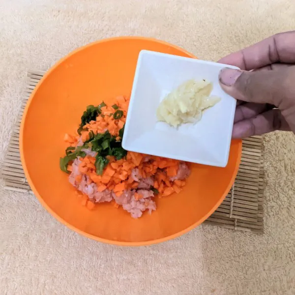 Tambahkan bawang putih yang sudah dihaluskan.