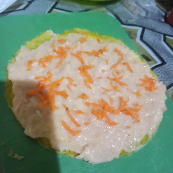 Taburi dengan wortel parut, lalu gulung, kemudian lapisi dengan daun pisang.