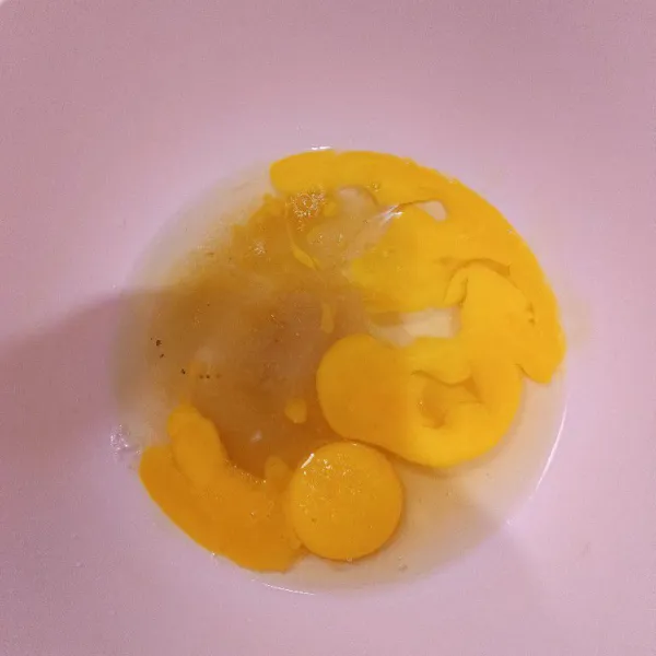 Siapkan wadah, masukkan telur, sp dan gula pasir. Mixer dengan kecepatan tinggi hingga adonan kental putih dan berjejak.