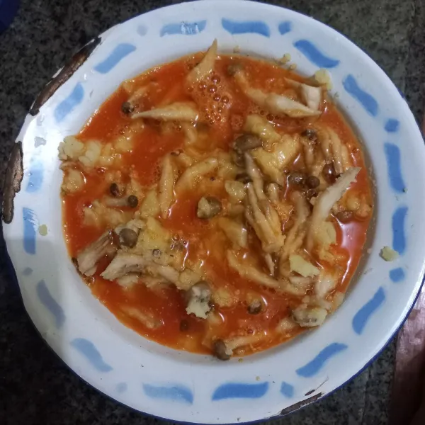 Masukan kocokan telur, aduk rata