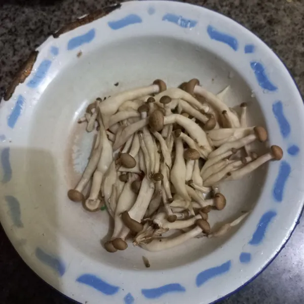 Campur kentang bersama jamur shimeji
