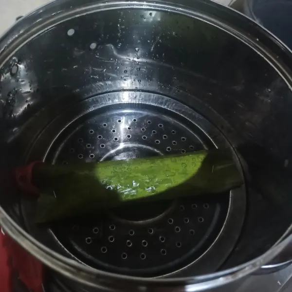 Letakkan di kukusan, kukus sampai matang.