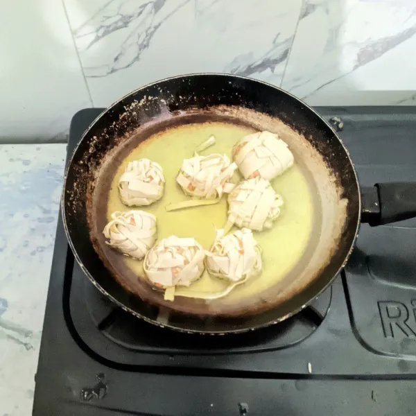 Goreng ayam rambut sampai matang dan berwarna kecokelatan. Angkat dan tiriskan.