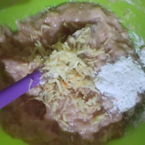 Beri semua bahan utama, kemudian aduk rata.