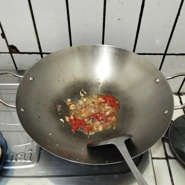 Tumis bawang merah, bawang putih, dan cabe sampai harum.