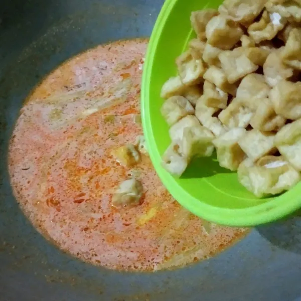 Menyusul tahu dan krecek