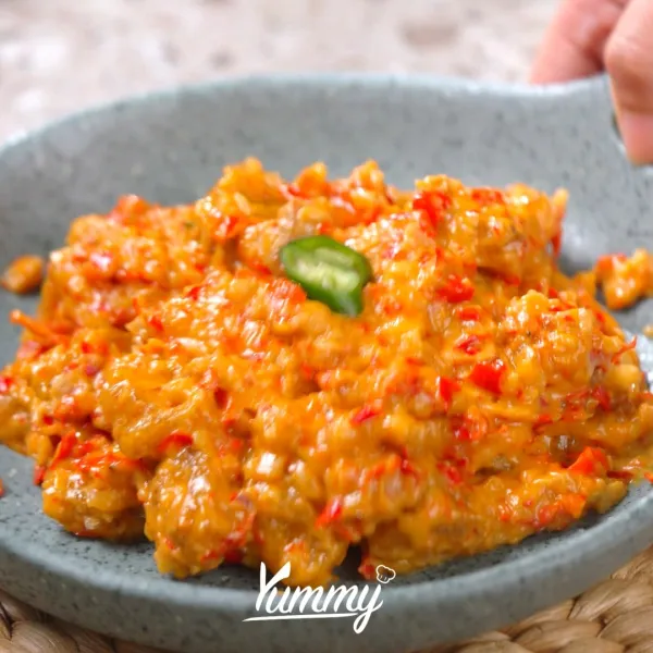 Bumbui dengan gula dan garam, koreksi rasa. Masak hingga sambal mengental dan meresap sempurna. Angkat dan sajikan.