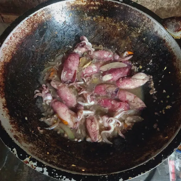 Aduk dan masak sampai cumi matang