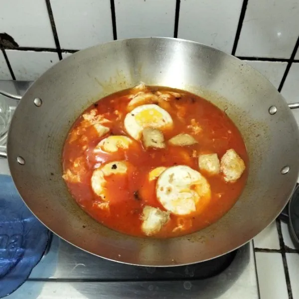Masukkan telur dan tahu, kemudian aduk. Tambahkan garam, kaldu bubuk, dan kecap. Setelah itu, aduk dan koreksi rasanya. Siap dinikmati!