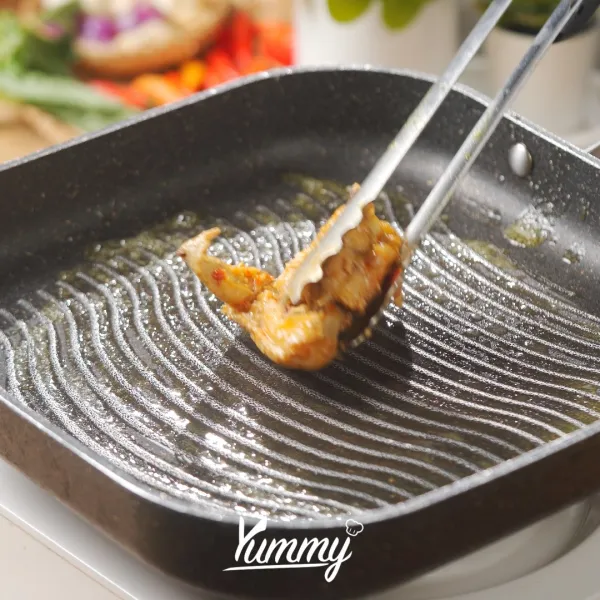 Panggang ayam diatas grill sambil sesekali diolesi sisa bumbu hingga kecoklatan dan harum.