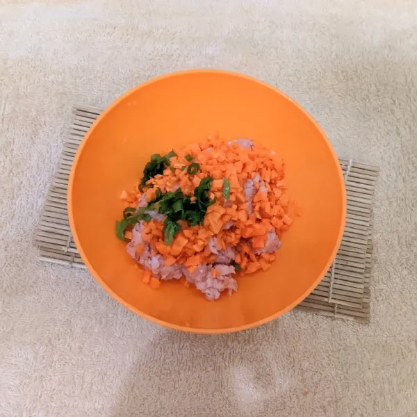 Masukkan irisan wortel dan daun bawang.