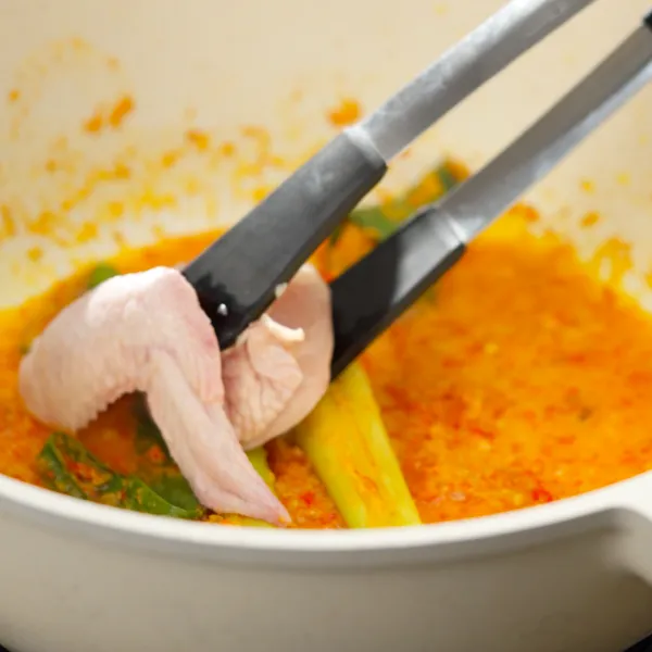 Masukkan ayam yang sudah dipotong, aduk hingga ayam berubah warna dan bumbu meresap.