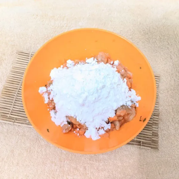 Tambahkan tepung terigu, lalu aduk rata.