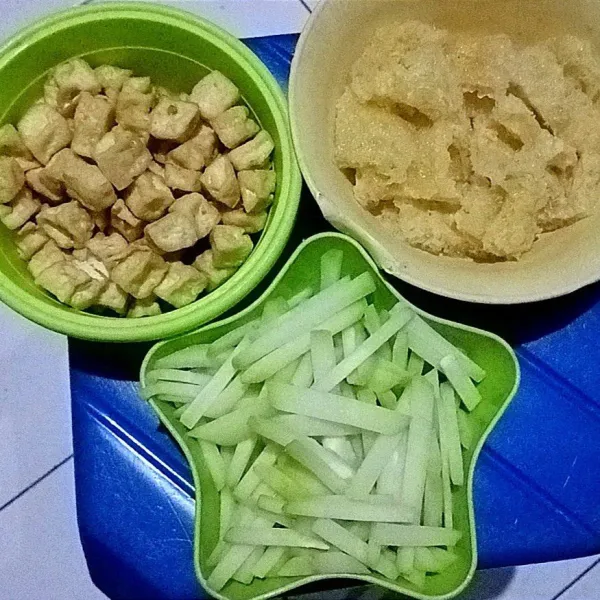 Potong - potong bahannya.