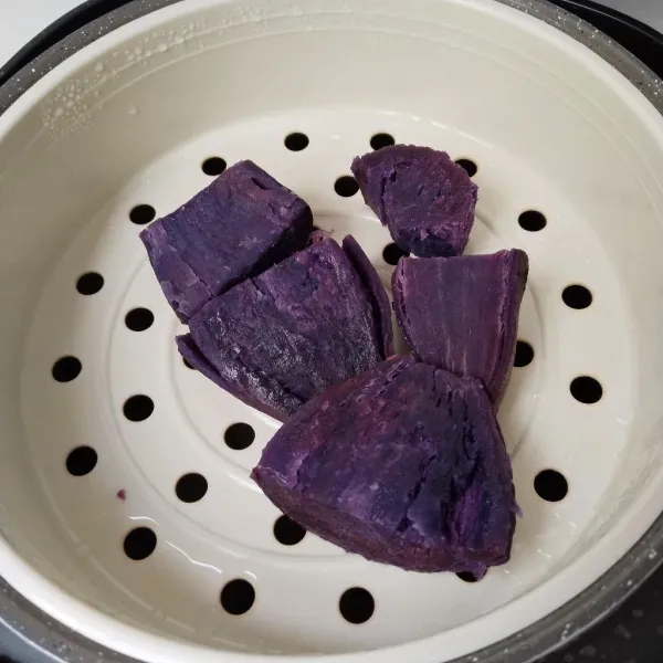 Kupas Ubi lalu kukus hingga matang dan empuk, angkat