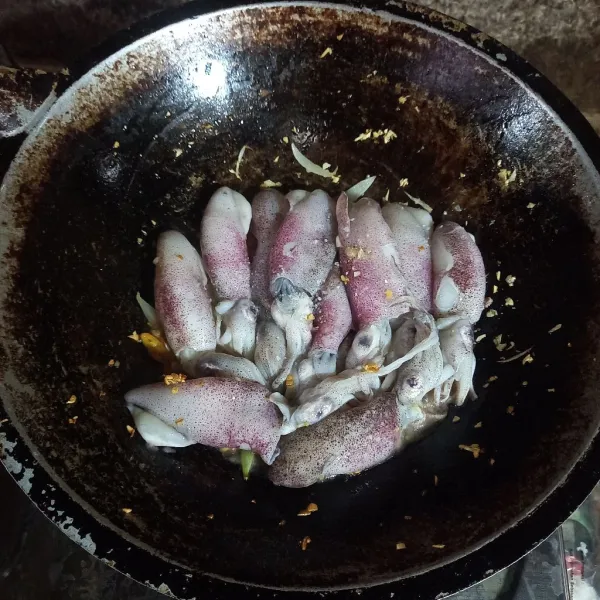 Masukkan cumi, tambahkan garam, gula dan penyedap rasa