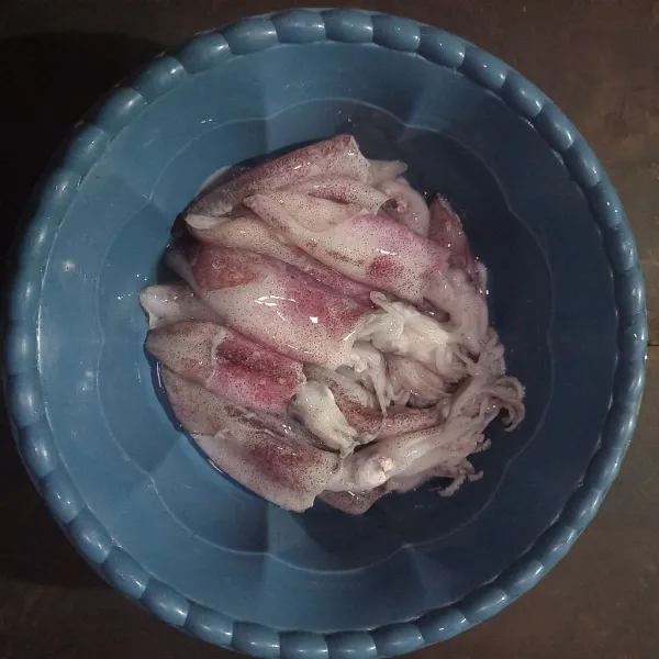 Bersihkan cumi dan cuci menggunakan perasan jeruk nipis dan air