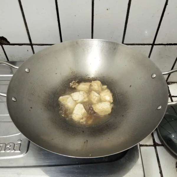 Goreng tahu, lalu sisihkan.