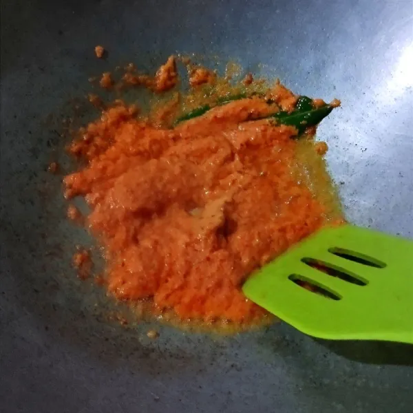 Panaskan sedikit minyak, lalu tumis bumbu halus & aromatiknya hingga harum.