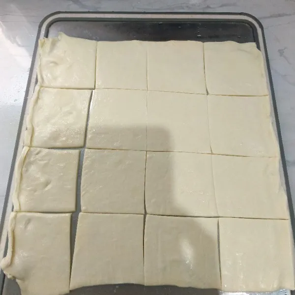 Siapkan satu lembar puff pastry, potong menjadi 16 bagian.