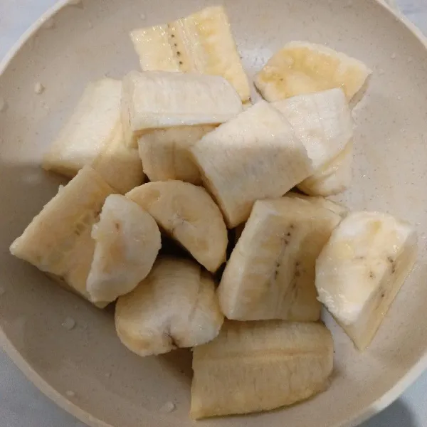 Cuci bersih pisang, lalu potong-potong kecil menjadi 16 bagian