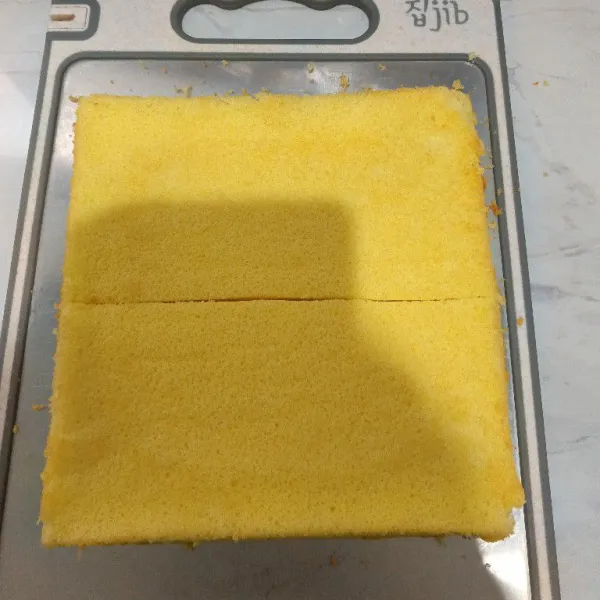 Bagi bolu menjadi dua bagian.