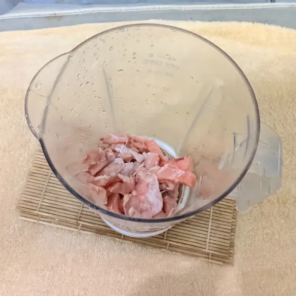 Haluskan ayam menggunakan blender.