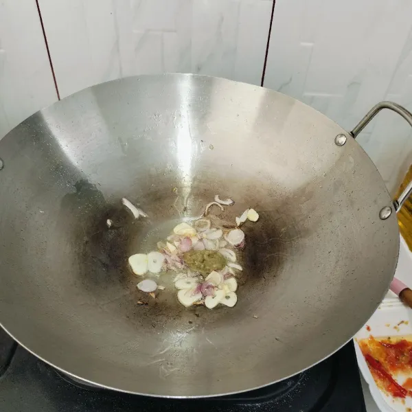 Tumis bawang merah dan bawang putih iris hingga harum, lalu masukkan bumbu dasar putih.