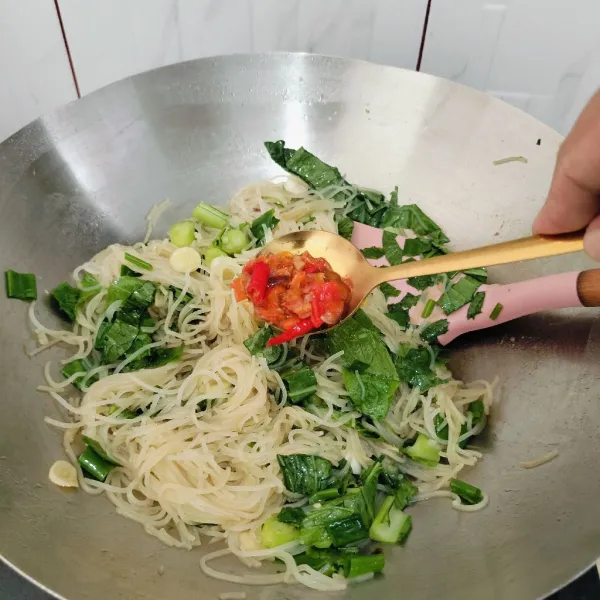 Tambahkan sambal ayam geprek, kemudian aduk merata.