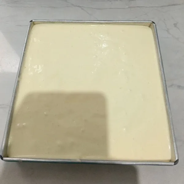 Tuang adonan ke dalam loyang yang sudah dioles tipis margarin dan dialas kertas roti. Panggang dalam oven suhu 200°C api atas bawah selama 15 -17 menit atau sampai matang sesuaikan dengan oven masing-masing.