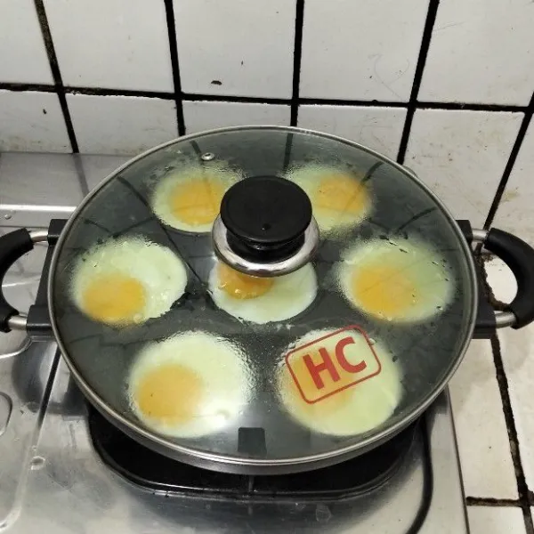 Ceplok telur, kemudian sisihkan.