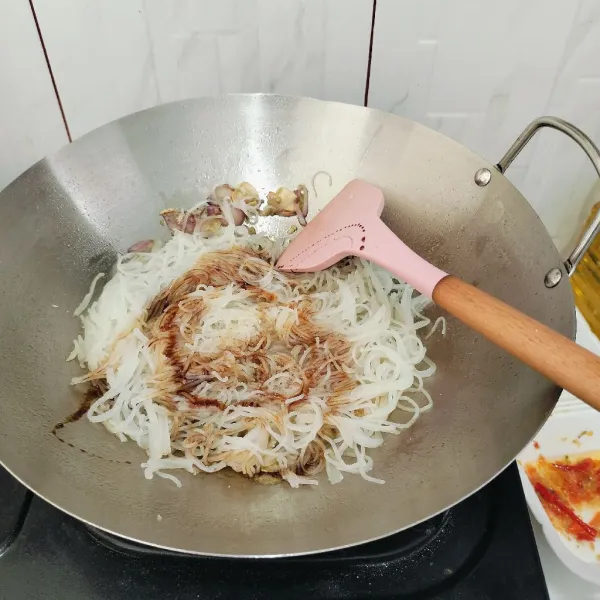 Tambahkan kecap manis, garam, dan kaldu bubuk. Kemudian, aduk rata.