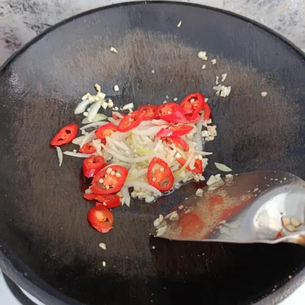 Lalu tambahkan irisan cabe merah besar, tumis kembali hingga layu.