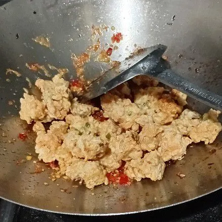 masukkan tempe yang sudah di goreng dan aduk rata,sajikan.