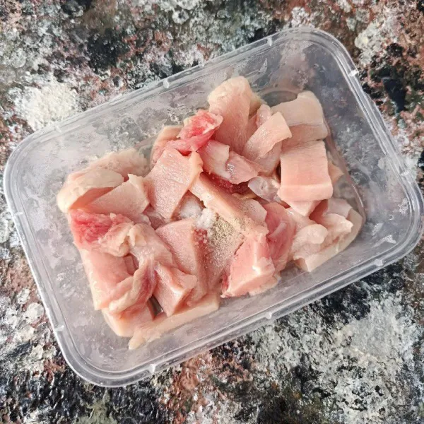Iris tipis dada ayam fillet, kemudian marinasi dengan garam dan merica selama 5 menit.