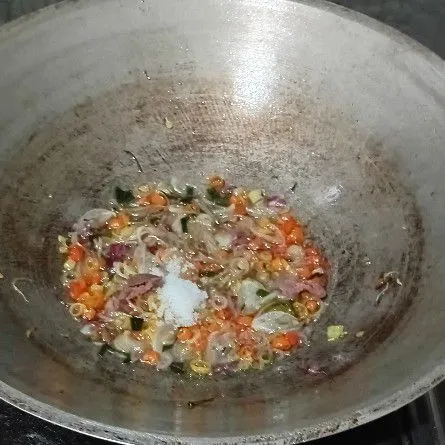 Masukkan garam, gula, terasi aduk rata