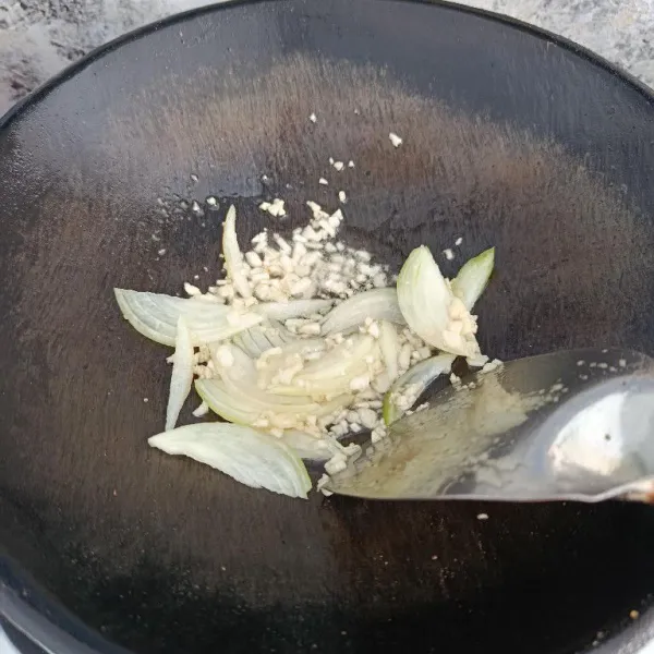 Panaskan minyak, tumis bawang putih cincang hingga harum, masukkan irisan bawang bombai. Tumis hingga layu.