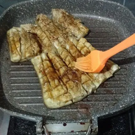 kemudian olesi bumbu hingga merata, lalu lanjut panggang hingga bumbu meresap