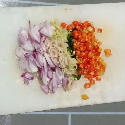 Siapkan bahan sambal matah lalu di rajang