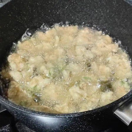 Panaskan minyak kemudian goreng tempe hingga matang keemasan lalu angkat tiriskan.
