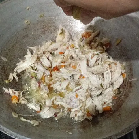 masukkan ayam suwir tuang air aduk rata masak hingga bumbu meresap setelah air agak menyusut tambahkan perasan air jeruk nipis aduk rata koreksi rasa dan sajikan.