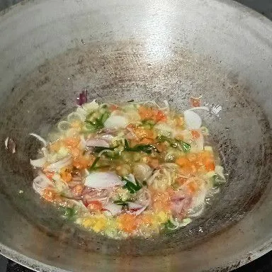panaskan minyak yang cukup lalu tumis bahan sambal hingga layu