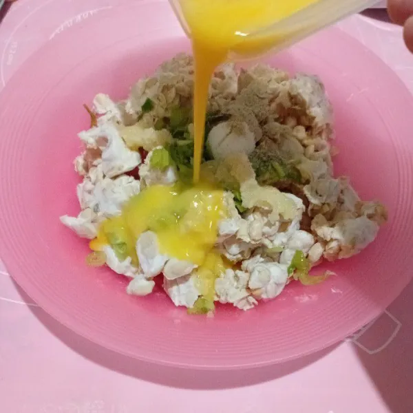 dalam wadah siapkan tempe dipotekin aja biar bertekstur,garam lada,bawang dan telur