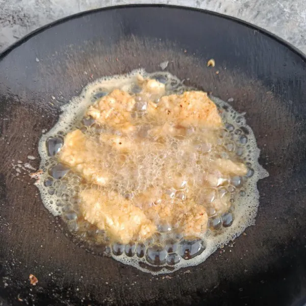 Kemudian goreng hingga matang, untuk hasil yang lebih crispy bisa di goreng 2x.