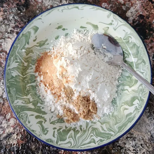 Siapkan tepung pelapis, aduk hingga tercampur rata.