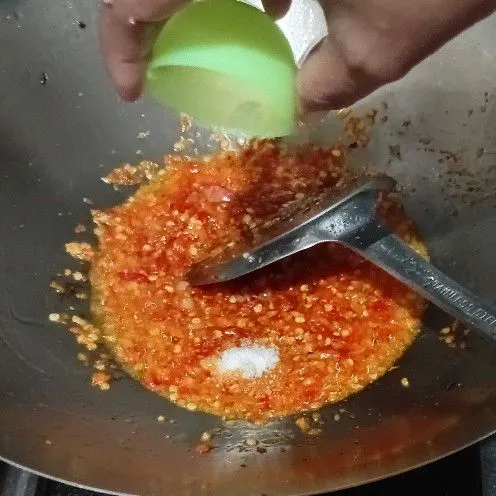 Choper semua haban sambal lalu tumis dengan minyak panas kemudian masukkan garam,gula dan air masak hingga tanak kemudian koreksi rasa