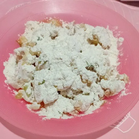 Masukkan tepung terigu lalu aduk rata