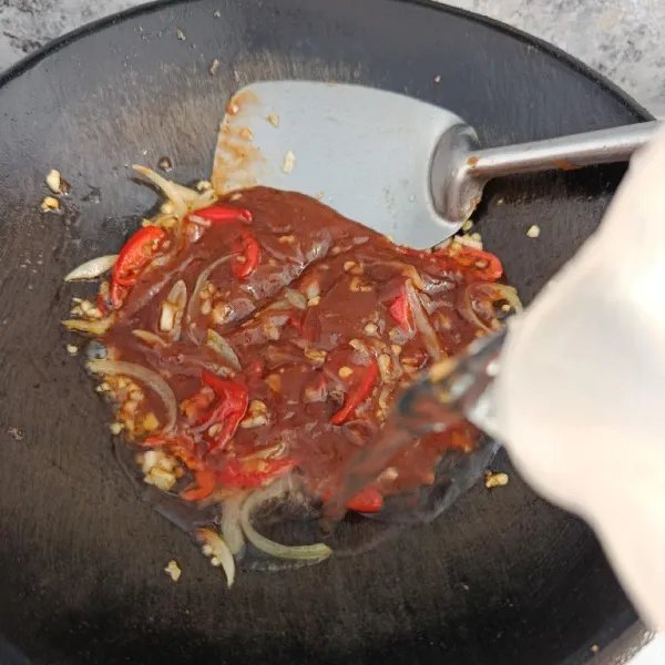 Masukkan saus BBQ dan air, aduk rata dan koreksi rasa.