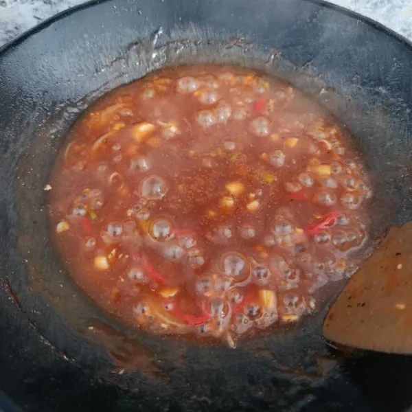 Masak sampai mendidih dan mengental. Kemudian tambahkan irisan daun bawang. Sajikan ayam crispy dengan saus BBQ.