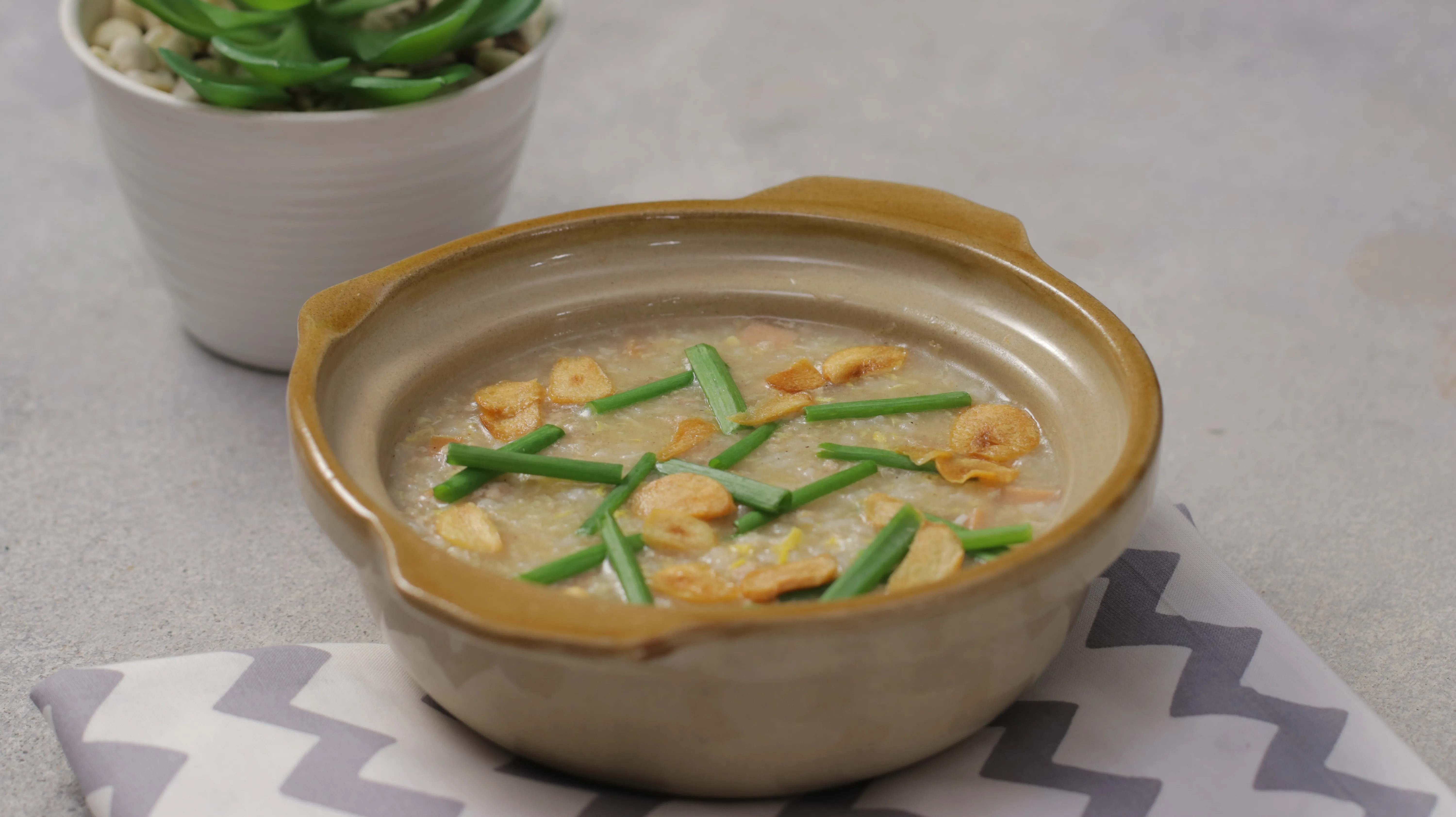 1. Bubur Kuah Ayam Sosis Telur